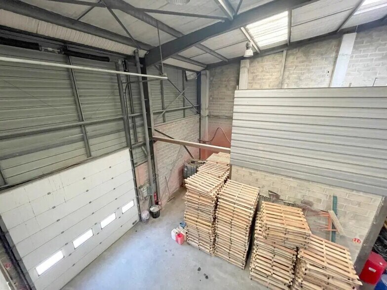Industriel/Logistique dans Carrières-sur-Seine à vendre - Photo de l’immeuble – Image 3 sur 14