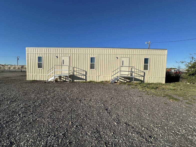 1815 E Hicks Field Rd, Fort Worth, TX à louer - Photo de l’immeuble – Image 1 sur 9