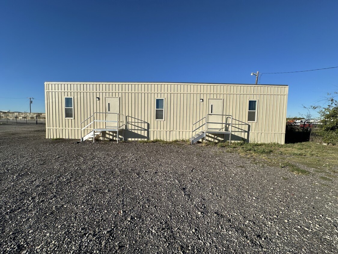 1815 E Hicks Field Rd, Fort Worth, TX à louer Photo de l’immeuble– Image 1 sur 10