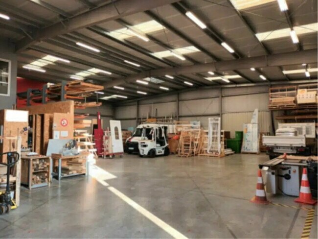 Plus de détails pour Local d'activités à louer