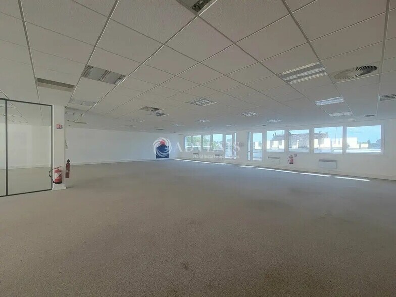 Bureau dans Saint-Denis à louer - Photo de l’immeuble – Image 3 sur 12