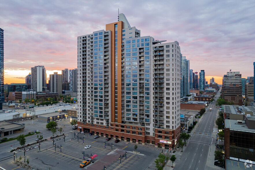 1053 10th Ave SW, Calgary, AB à vendre - Photo principale – Image 1 sur 12