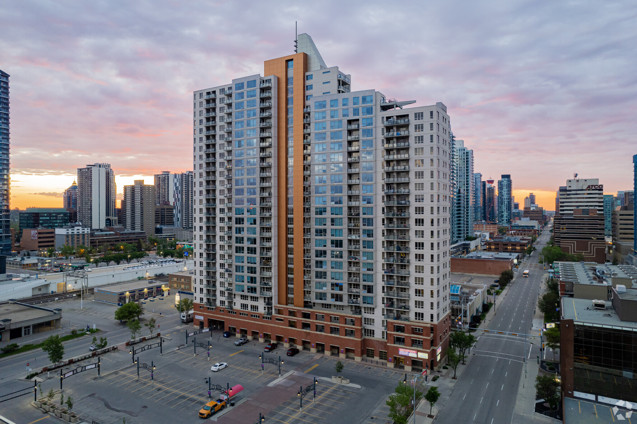 1053 10th Ave SW, Calgary, AB à vendre Photo principale– Image 1 sur 13