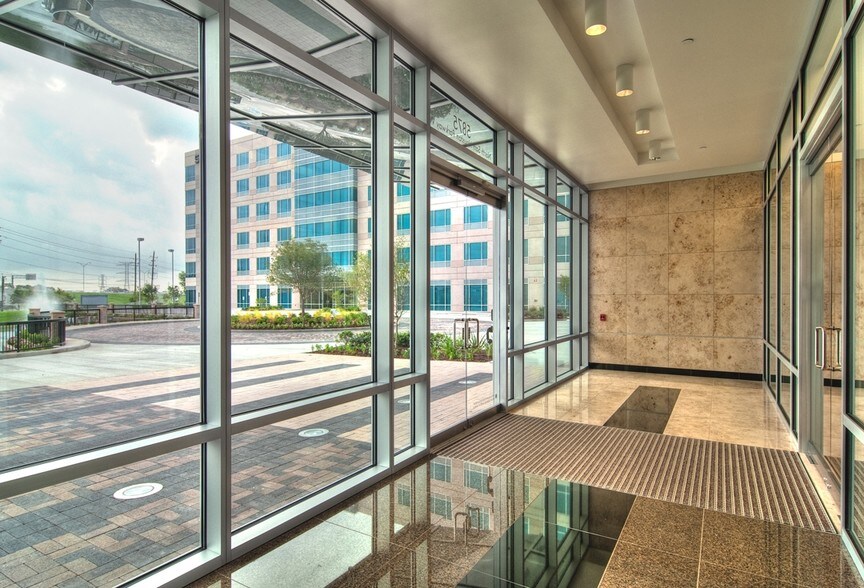 5825 N Sam Houston Pky W, Houston, TX à louer - Hall d’entrée – Image 2 sur 5