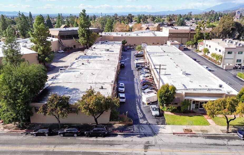 131-133 S Eucla Ave, San Dimas, CA à louer - Photo de l’immeuble – Image 2 sur 13