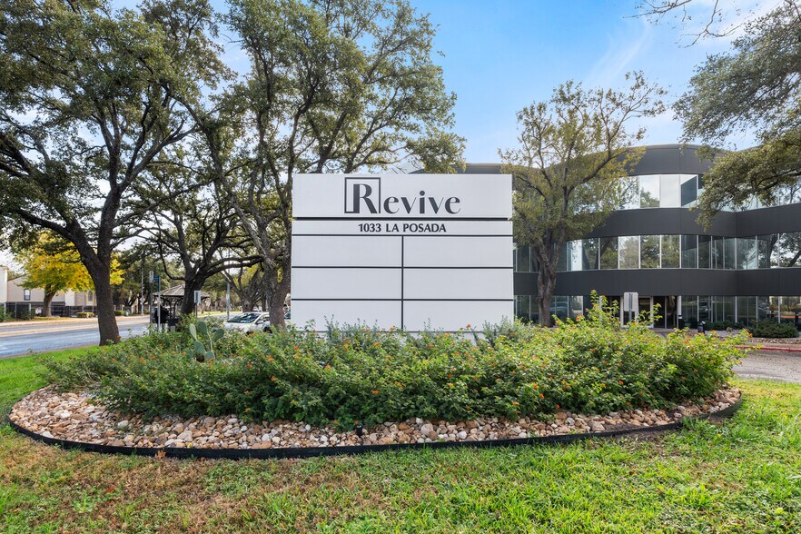 1033 La Posada Dr, Austin, TX à louer - Photo de l’immeuble – Image 3 sur 12