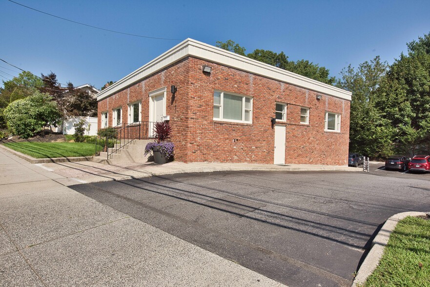 121 Pulaski Rd, Kings Park, NY à vendre - Photo de l’immeuble – Image 2 sur 23
