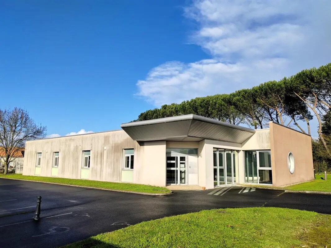 Bureau dans Fontenay-le-Comte à vendre Photo de l’immeuble– Image 1 sur 9