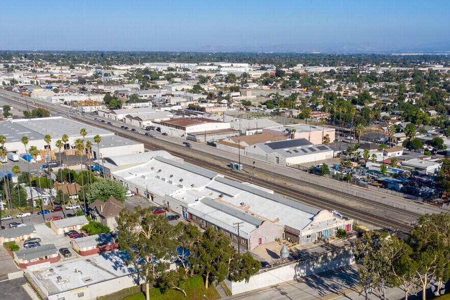560 E Commercial St, Pomona, CA à louer - Photo de l’immeuble – Image 2 sur 21