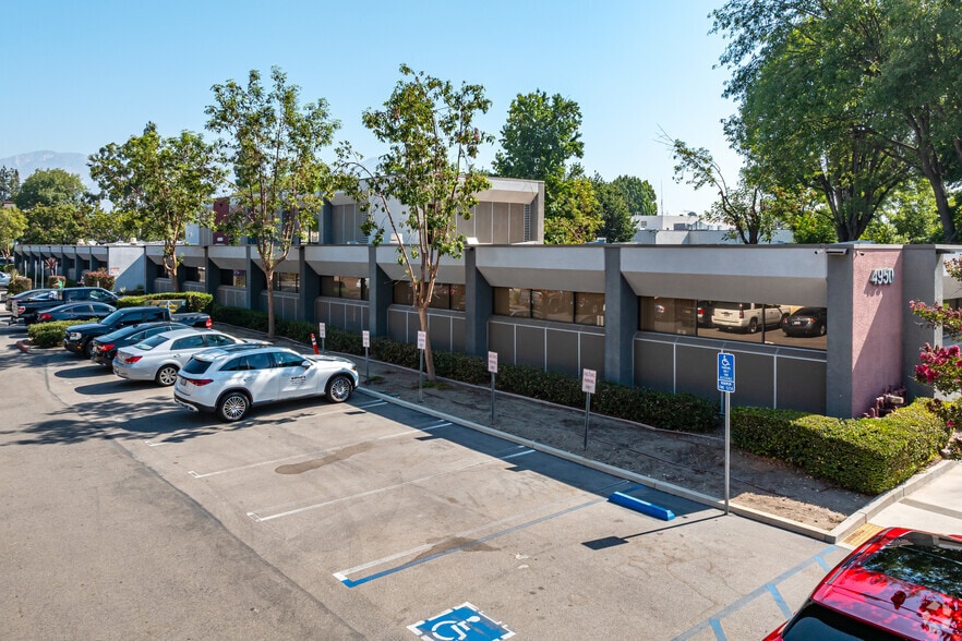 4950 San Bernardino St, Montclair, CA à vendre - Photo de l’immeuble – Image 3 sur 11