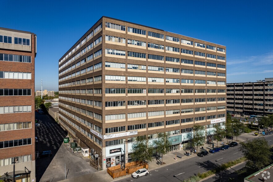 215-235 St Chabanel O, Montréal, QC à louer - Photo principale – Image 1 sur 26