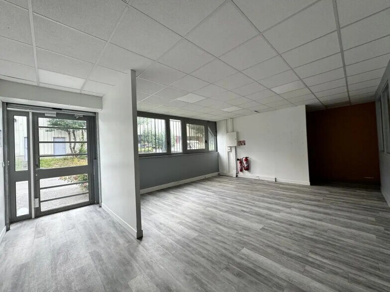 Local d’activités dans Le Blanc-Mesnil à louer - Photo de l’immeuble – Image 2 sur 11