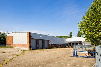 Plus de détails pour Field Way, Greenford - Industriel/Logistique à louer