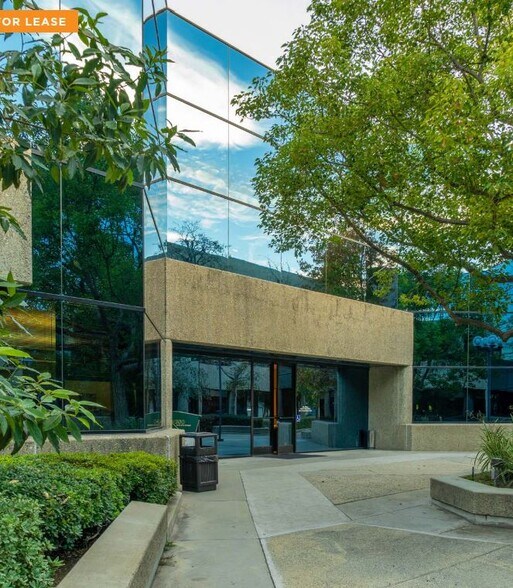 2002 E McFadden Ave, Santa Ana, CA à louer - Photo de l’immeuble – Image 1 sur 7
