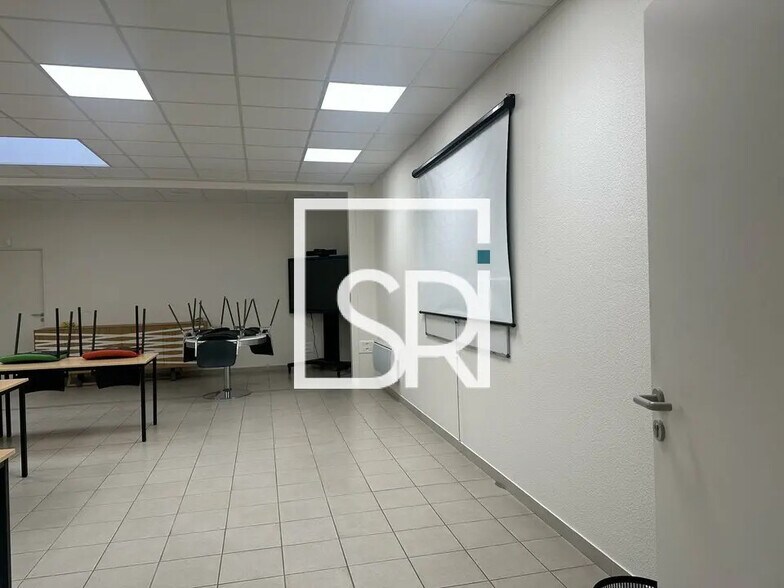 Bureau dans Creuzier-le-Neuf à vendre - Photo de l’immeuble – Image 2 sur 10