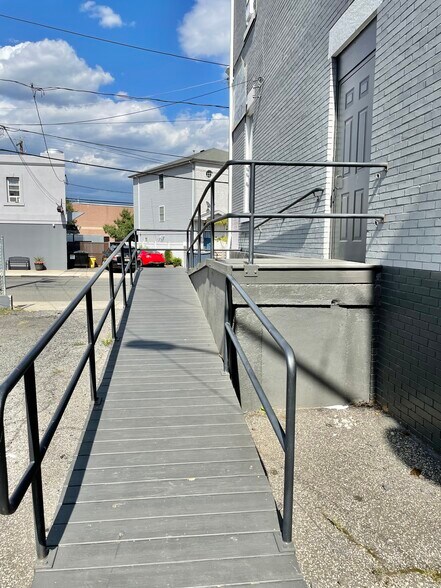 214-228 Msgr Kemezis Pl, Elizabeth, NJ à louer - Photo de l’immeuble – Image 3 sur 31