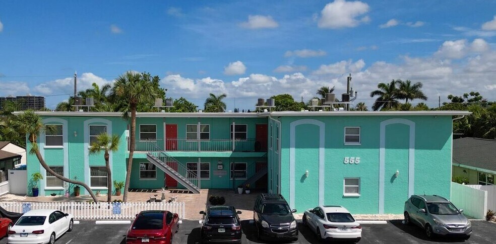 555 69th Ave, Saint Pete Beach, FL à vendre - Photo de l’immeuble – Image 2 sur 7
