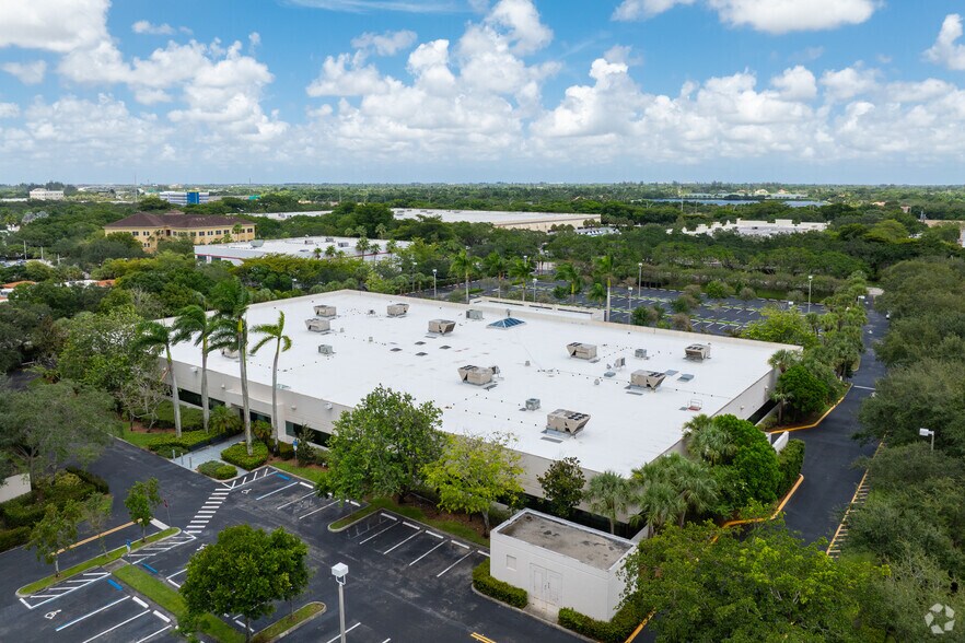 1725 N Commerce Pky, Weston, FL à louer - Photo de l’immeuble – Image 3 sur 13