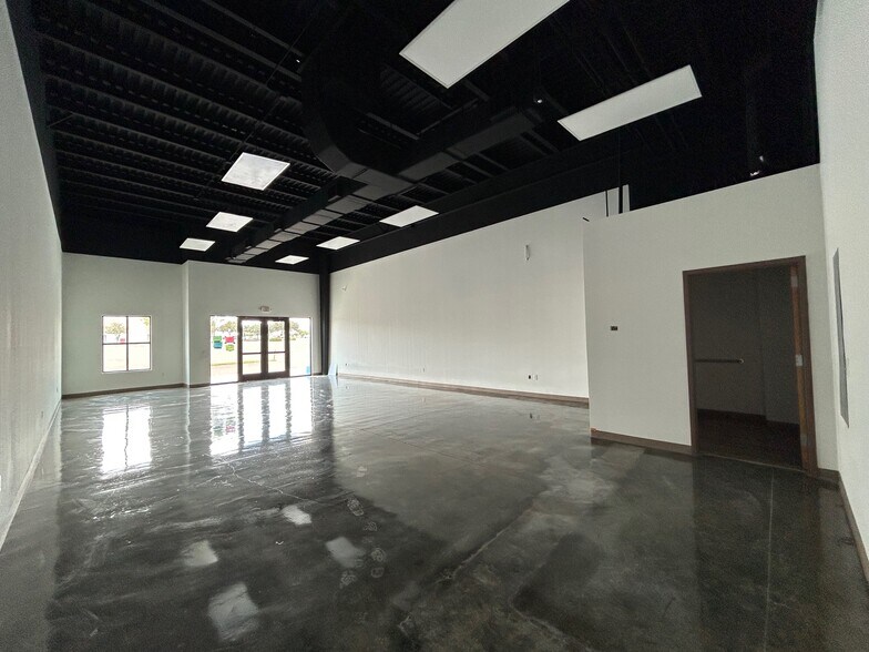 2411 Jacaman Rd, Laredo, TX à louer - Photo de l’immeuble – Image 2 sur 17