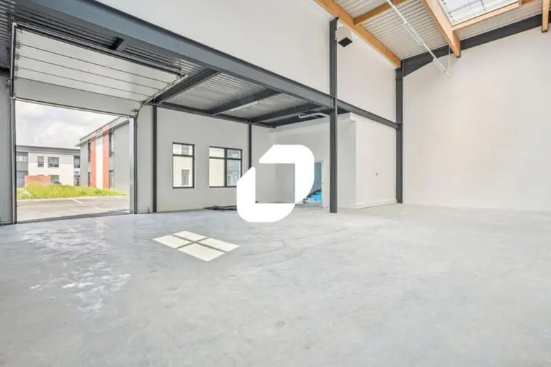 Local d'activités dans Lieusaint à vendre - Photo de l’immeuble – Image 3 sur 11