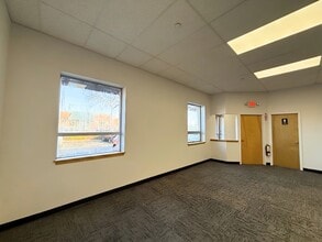 95 Hoffman Ln, Islandia, NY à louer Photo intérieure– Image 2 sur 3