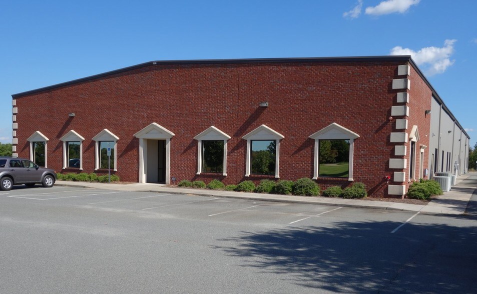 122 Backstretch Ln, Mooresville, NC à louer - Photo principale – Image 1 sur 8