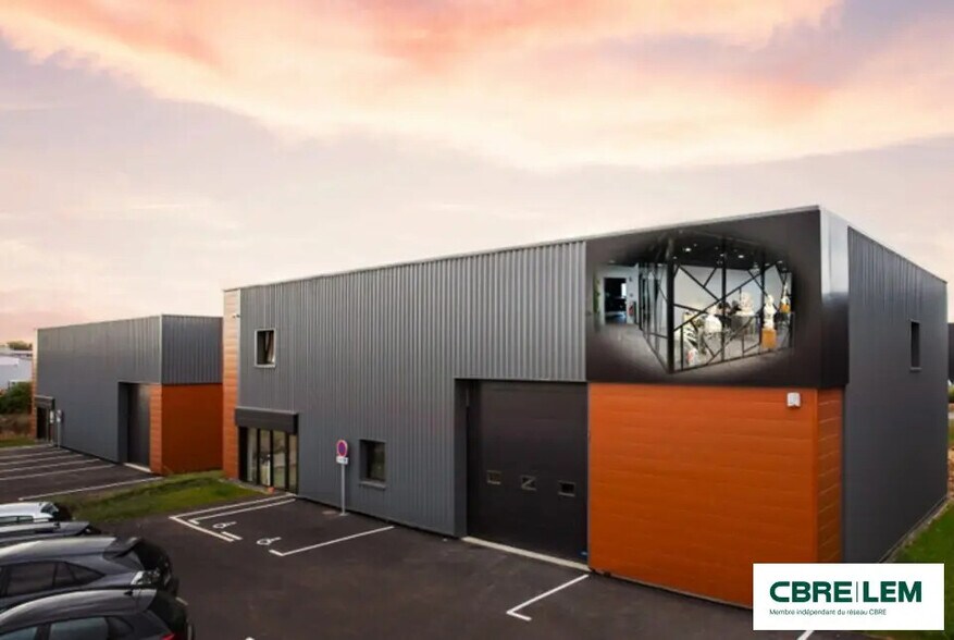 Local d’activités dans Grentheville à louer - Photo de l’immeuble – Image 1 sur 8