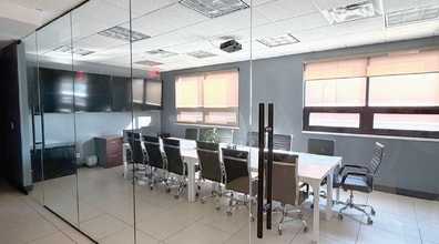 5610 Grand Ave, Maspeth, NY à louer Photo intérieure– Image 1 sur 2