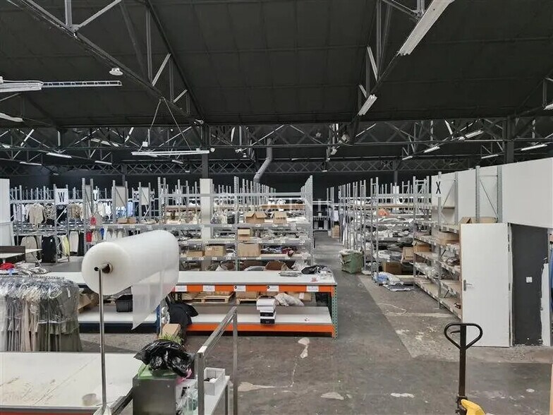 Local d’activités dans Fontaines-sur-Saône à louer - Photo de l’immeuble – Image 2 sur 7