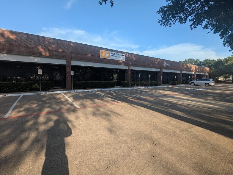 4100-4108 Amon Carter Blvd, Fort Worth, TX à louer - Photo de l’immeuble – Image 3 sur 12