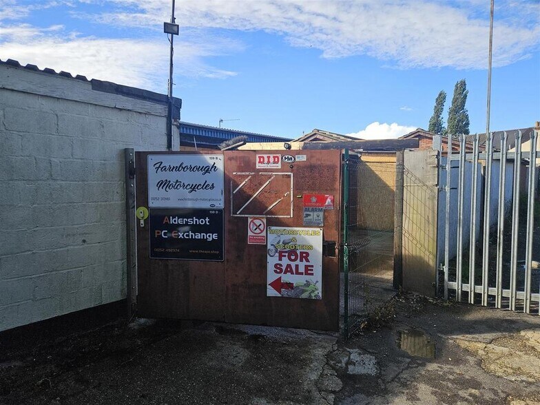 151 Ash Rd, Aldershot à louer - Photo de l’immeuble – Image 2 sur 15