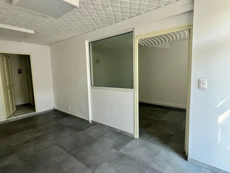 Bureau dans Monteux à louer - Photo de l’immeuble – Image 3 sur 8