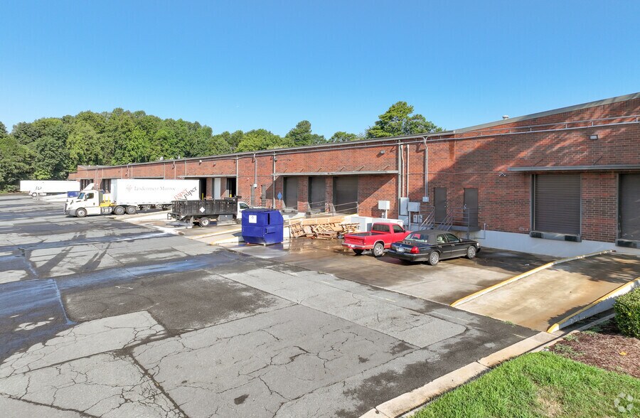 2233 Interstate North Dr, Charlotte, NC à louer - Photo de l’immeuble – Image 3 sur 5