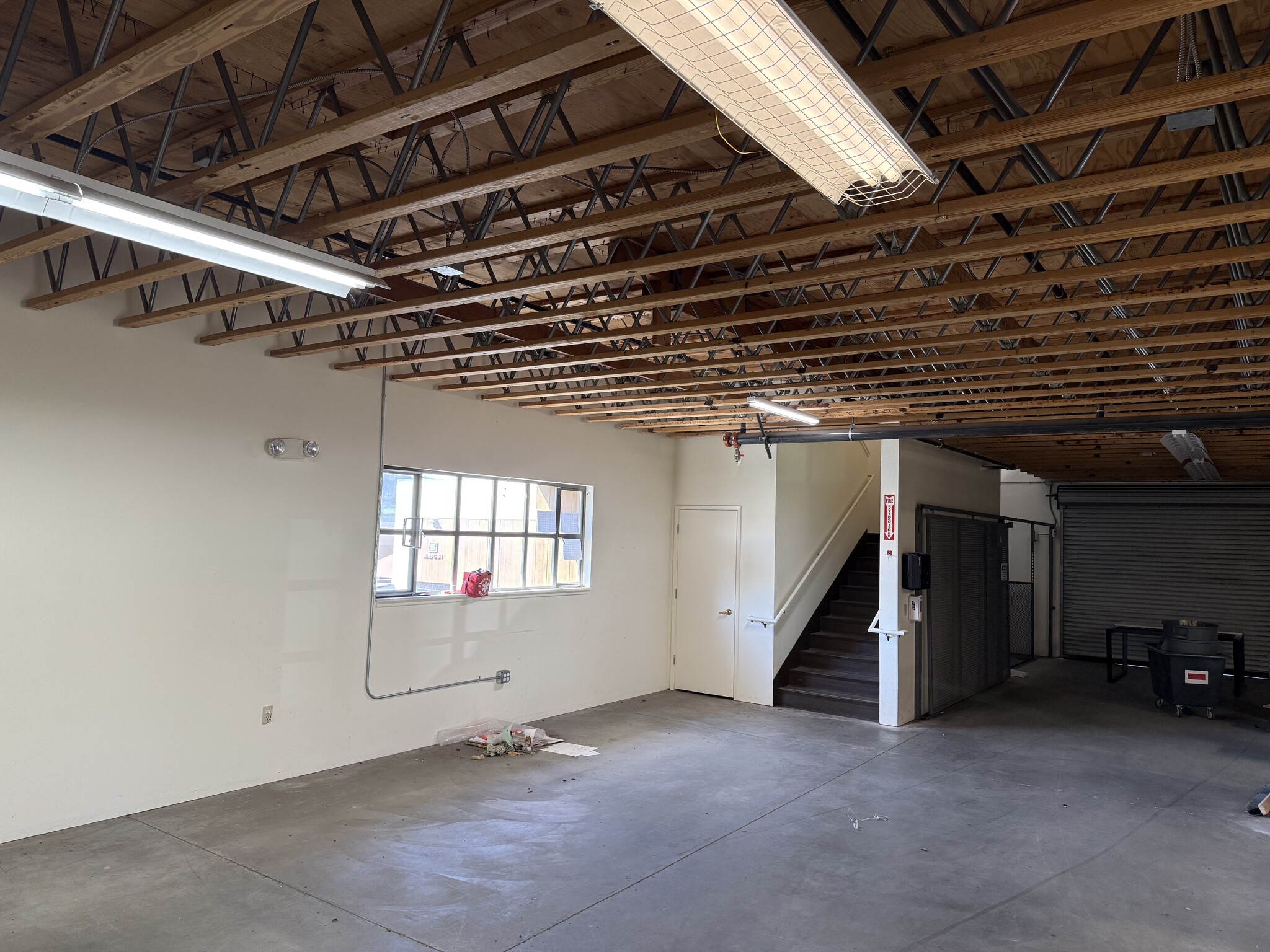 5 Harris Ct, Monterey, CA à louer Photo intérieure– Image 1 sur 5