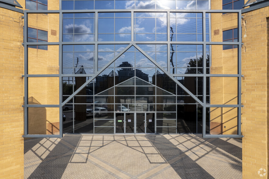 9050 Yonge St, Richmond Hill, ON à louer - Photo de l’immeuble – Image 3 sur 6