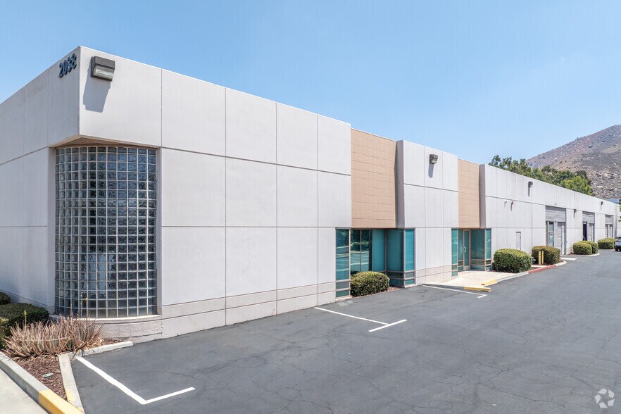 2038 Iowa Ave, Riverside, CA à louer - Photo de l’immeuble – Image 3 sur 4