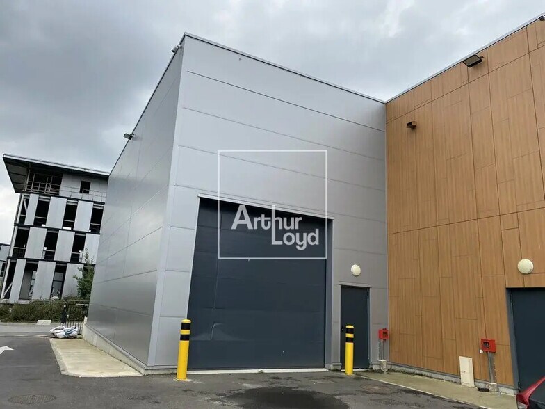 Local d’activités dans Grigny à louer - Photo de l’immeuble – Image 1 sur 9