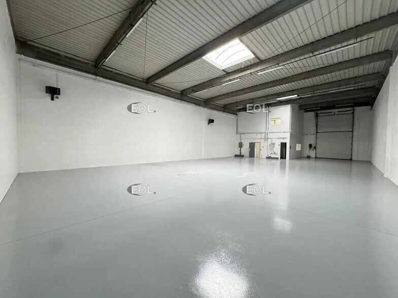 Local d’activités dans Coignières à louer - Photo de l’immeuble – Image 3 sur 11