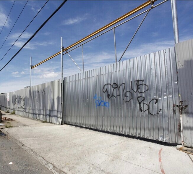 1301 Metropolitan Ave, Brooklyn, NY à louer - Photo de l’immeuble – Image 1 sur 7