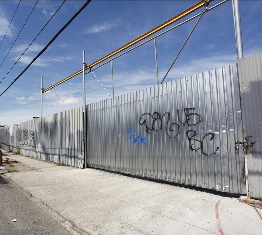 1301 Metropolitan Ave, Brooklyn, NY à louer Photo de l’immeuble– Image 1 sur 8