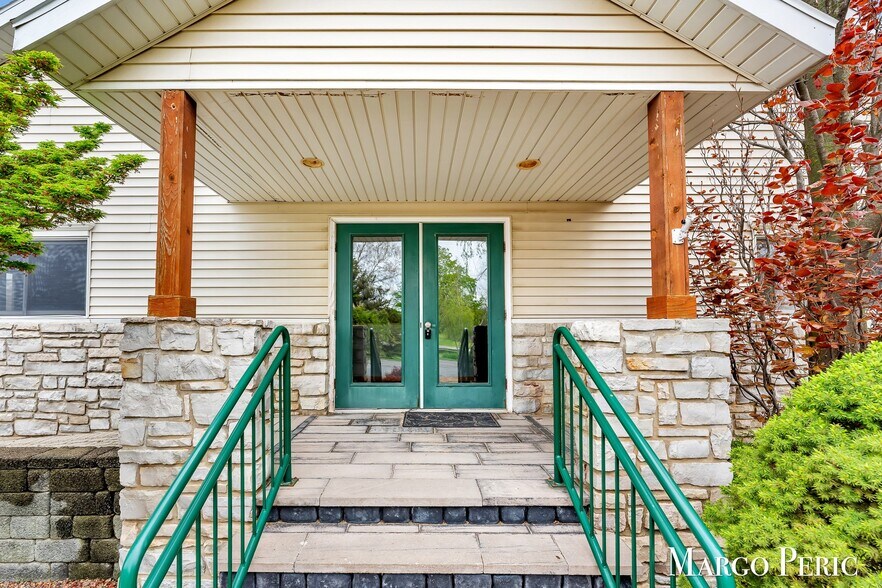7884 Eastern Ave SE, Grand Rapids, MI à louer - Photo de l’immeuble – Image 3 sur 36