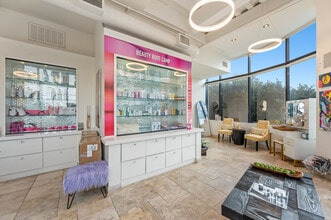 9975 Santa Monica Blvd, Beverly Hills, CA à louer Photo intérieure– Image 2 sur 33