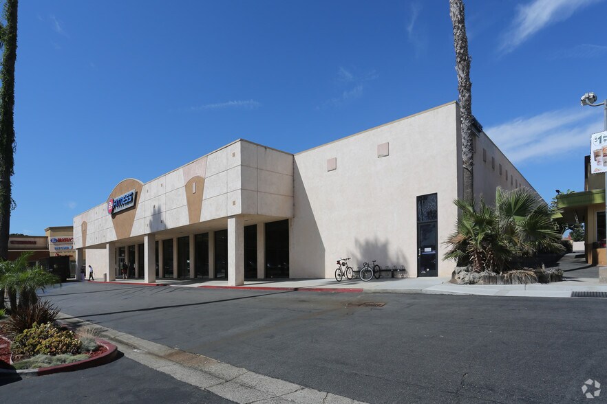 5858 Warner Ave, Huntington Beach, CA à louer - Photo de l’immeuble – Image 1 sur 9
