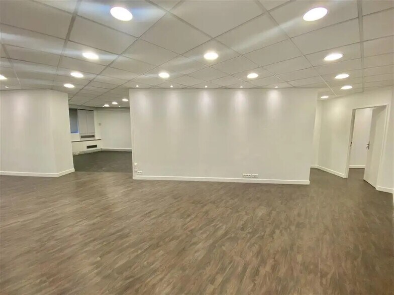 Local commercial dans La Garenne-Colombes à louer - Photo de l’immeuble – Image 2 sur 9