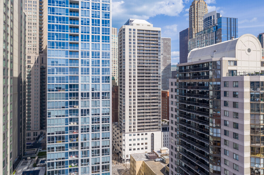 1 E Delaware Pl, Chicago, IL à louer - Photo de l’immeuble – Image 1 sur 18