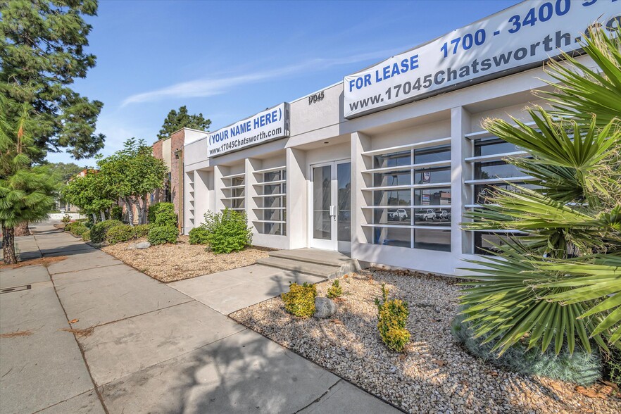 17045 Chatsworth St, Granada Hills, CA à louer - Photo de l’immeuble – Image 3 sur 4