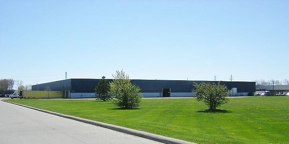 42600 Merrill Rd, Sterling Heights, MI à louer - Photo de l’immeuble – Image 3 sur 17
