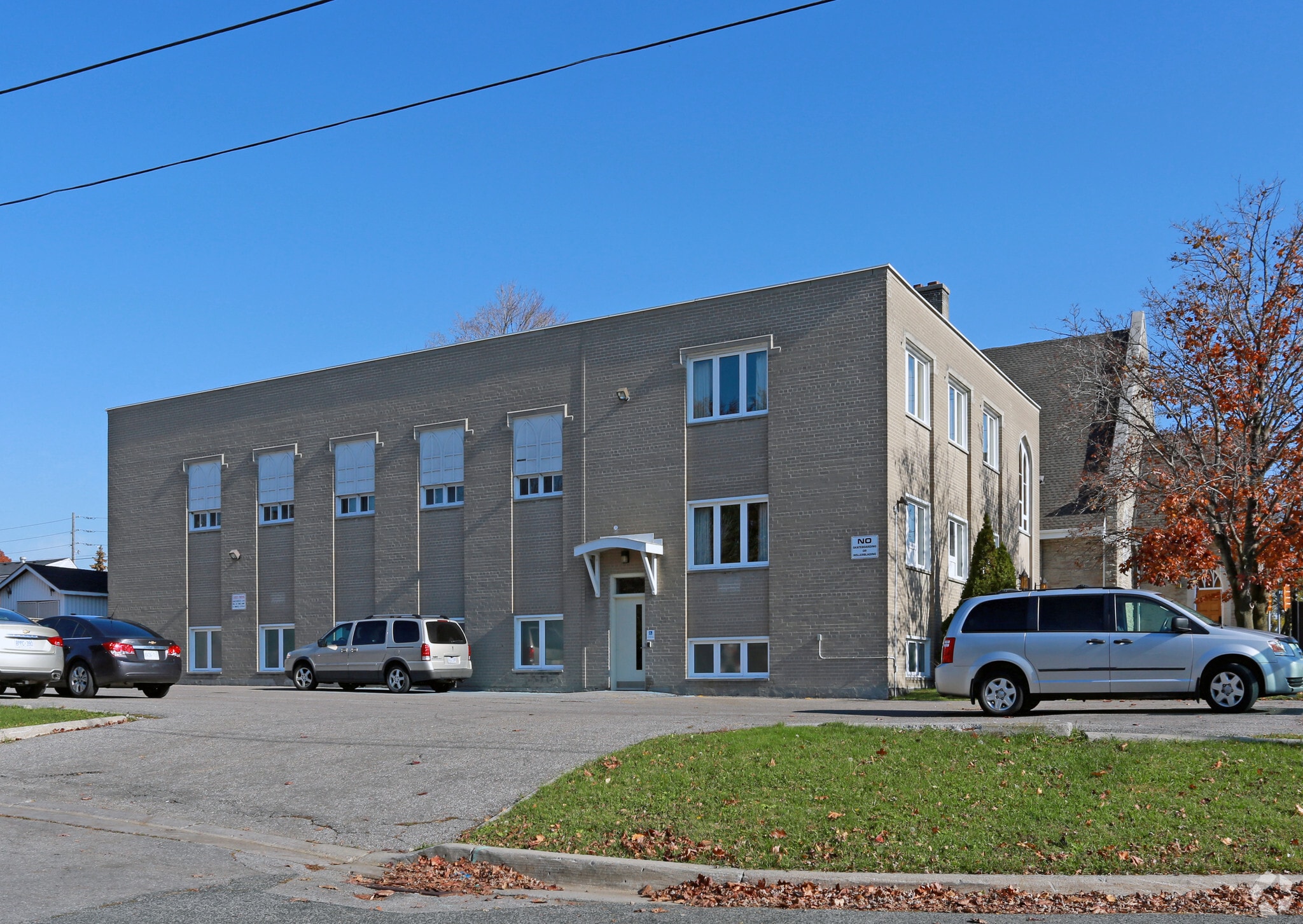 676 Simcoe St N, Oshawa, ON à louer Photo principale– Image 1 sur 3