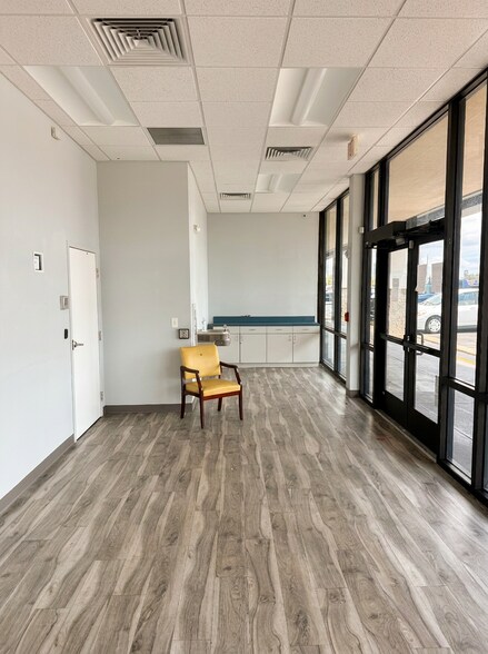 7701 W Hillsborough Ave, Tampa, FL à louer - Photo de l’immeuble – Image 3 sur 8