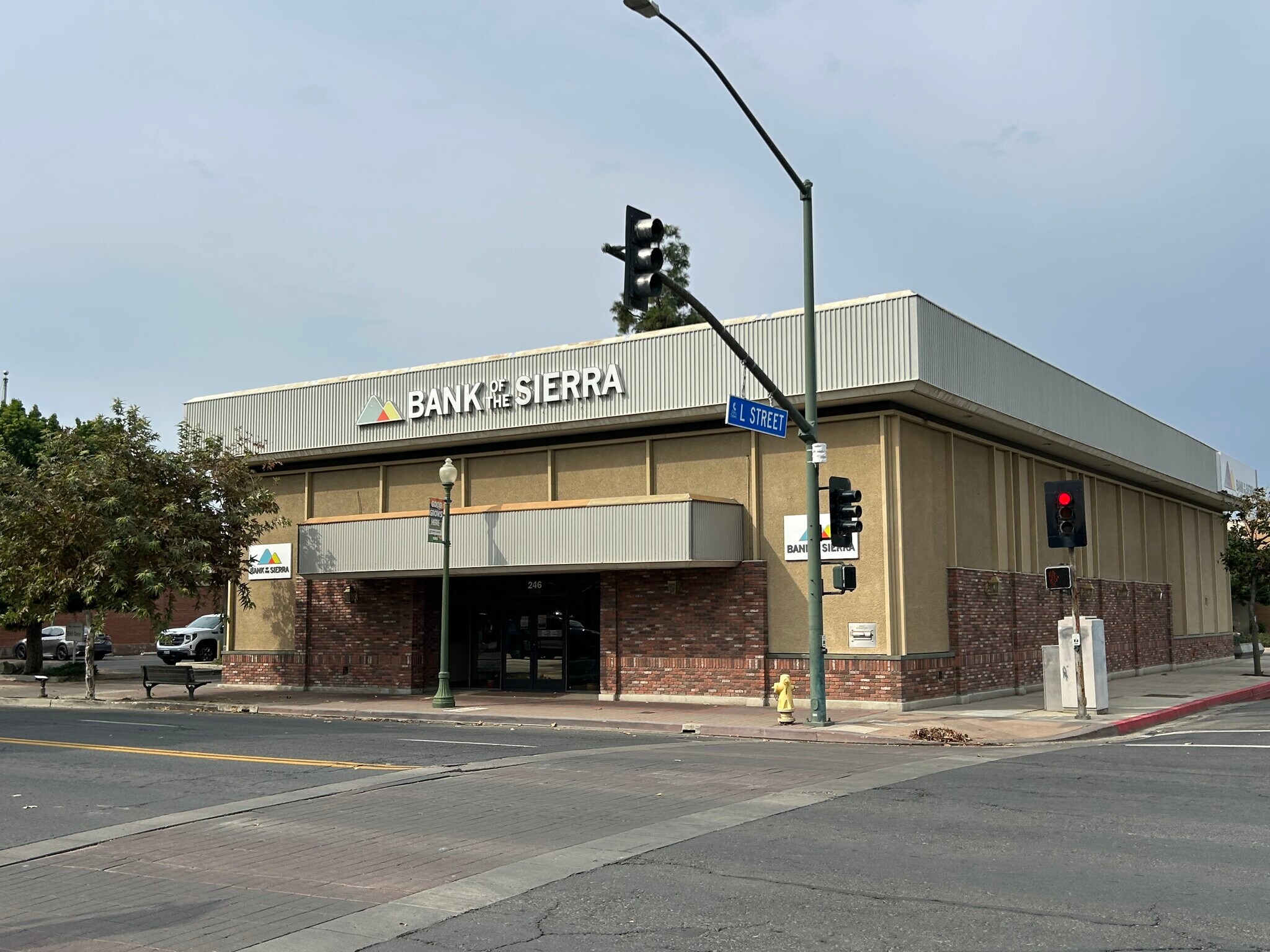 246 E Tulare Ave, Tulare, CA à vendre Photo principale– Image 1 sur 17